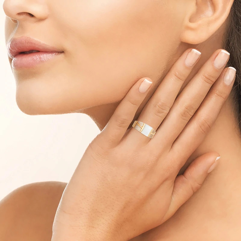 Bague Plaqué Or rectangle de nacre pavage d'oxydes de zirconium blancs
