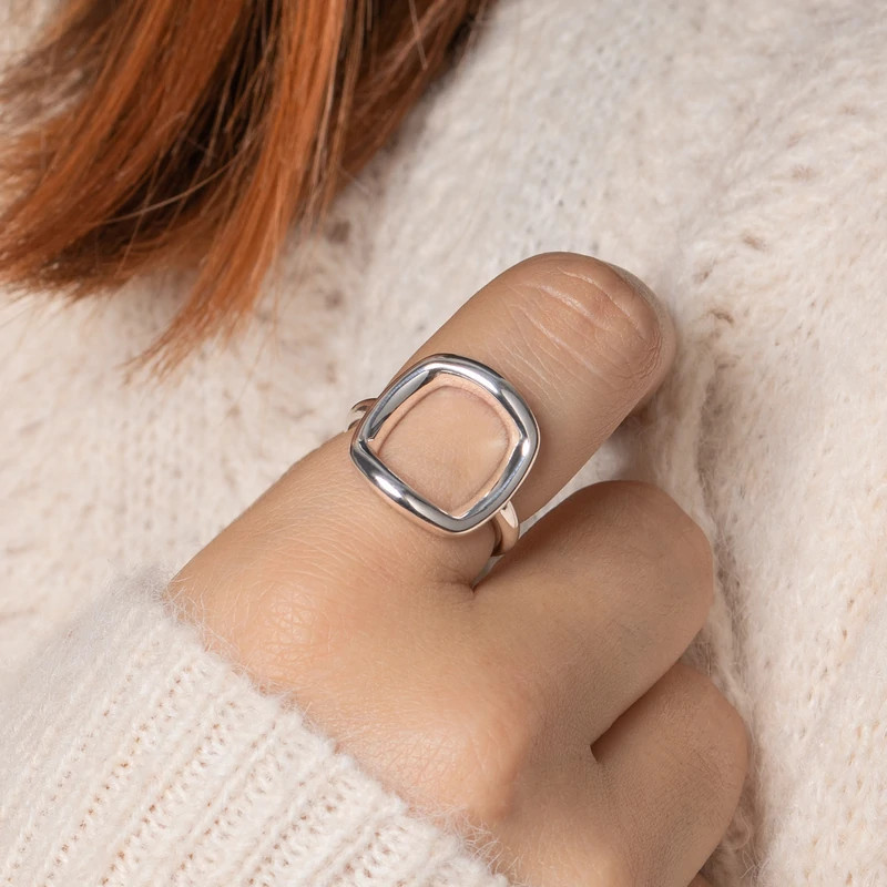 Bague argent 925 – Design carré incurvé ajouré sur anneau fin