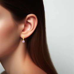 Boucle d’oreille pendante en plaqué or avec créole 10 mm et zirconium lavande carré serti griffé