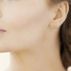 Boucle d’oreille plaqué or – Cercle torsadé & zirconium blanc griffé