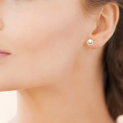 Boucles d’oreilles en or jaune 750‰ ornées de perles de culture d’eau douce blanches de 6 mm – fermoir poussoir – 0,40 g